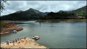 Baadalon ke Shahar Munnar Ki Baarish Bhari Vaadiyaan Ek Maanasooni Safaranaama 2025