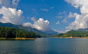 Baadalon ke Shahar Munnar Ki Baarish Bhari Vaadiyaan Ek Maanasooni Safaranaama 2025